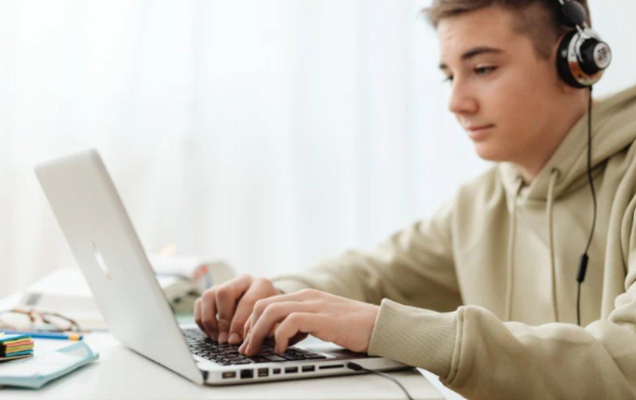 Keep the Old Laptop Until the Move Is Proven