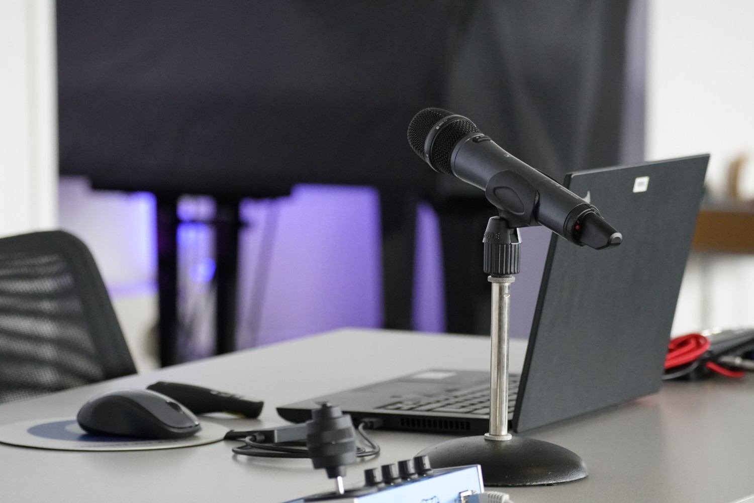 How Far Should a USB Microphone Be From My Mouth?